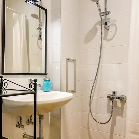 Elegance - Spacious Center *
